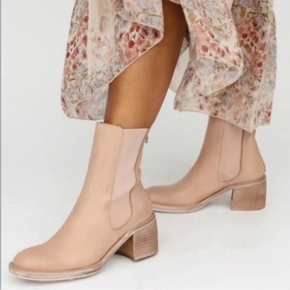 Free People Essential Chelsea  Leather Boots Chalk‎ NWOB